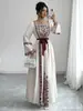 Vestido branco bordado estilo étnico para mulheres plus size, com mangas compridas, cintura marcada, detalhe de amarração, decote quadrado, vestido longo elegante, novo estilo