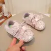 Zapatos infantiles con lazo, estilo de dibujos animados para primavera y otoño, zapatos de encaje de princesa para niños, zapatillas deportivas de suela blanda para niñas, conejo plateado individual
