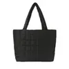 Bolso acolchado de un solo hombro estilo otoño e invierno moderno de alto valor, bolsa de plumón para debajo del brazo, bolso de hombro tipo tote ligero de gran capacidad