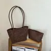 Nova bolsa feminina transfronteiriça, elegante 2026 bolsa de ombro versátil simples de grande capacidade, bolsa de balde vazada mãe e filho