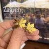 Pendientes de flores amarillas frescas con diseño de nicho, temperamento de hada súper, nuevos pendientes de moda versátiles con personalidad AB 2024