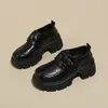 Novos Sapatos de Couro Pequenos com Solado Grosso para Mulheres Baixas Estilo Britânico 2026 Corte Profundo Verão Mocassins de Velcro