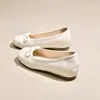 Estilo popular zapatos de vestir planos que aumentan la altura para personas menudas, otoño 2026 nuevos mocasines elegantes slip-on con lazo y punta cuadrada