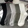 Calcetines de media pantorrilla para hombre para primavera y otoño, transpirables, absorbentes de sudor, antibacterianos, resistentes al olor, calcetines deportivos largos para jóvenes, calcetines de color liso