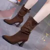 Botas de moda de salto alto estilo britânico, botins de salto grosso, nova coleção outono/inverno 2026, design com fivela de cinto, botas de corte justo, versáteis e estilosas