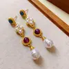 Brincos Triangulares Plissados com Pérolas Diamantadas e Tachas Prateadas, Brincos Vintage de Alto Padrão, Brincos Exquisitos e Versáteis para Mulheres