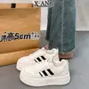 Em estoque~Sapatos brancos de sola grossa em couro genuíno com cadarço estilo tênis 2026 novo estilo sapatos de estudante sapatos casuais esportivos versáteis femininos