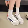 Zapatillas casuales ultraligeras para mujer, nuevo modelo de otoño, populares en línea, de suela plana, antideslizantes, adecuadas para estudiantes, ocio, deportes y viajes