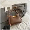 Bolsa de Ombro Minimalista de Alta Qualidade com Padrão de Lichia para Mulheres, Nova Coleção Inverno 2025, Bolsa de Ombro Transversal com Textura Plissada Vintage