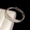 Pulsera abierta de doble capa estilo retro francés con perlas y diamantes incrustados, una pieza de joyería lujosa y de alta gama con un diseño único
