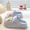 Tamancos de EVA grossos estilo Birkenstock para o verão, fofos com cartoon DIY, chinelos fechados leves para calçar sem amarrar para mulheres em passeios casuais
