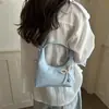 Bolso de axila moderno y artístico de estilo coreano con forma de media luna, con colgante de lazo en forma de corazón de perla, correa de hombro ajustable, bolso de hombro único para mujer