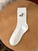 Meias Zhuji, meias femininas de outono e inverno de cano médio, resistentes a odores e absorventes de suor, meias esportivas de compressão femininas, design fofo de cachorro bordado, meias femininas sem costura