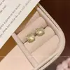 Aretes de zirconia de color dopamina para mujer, ear cuffs versátiles deslumbrantes de nicho de alta gama, accesorios populares para perforaciones de oreja