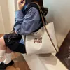 Versión Coreana Ins Letra Bolsa de Tote de Gran Capacidad 2025 Nueva Bolsa de Hombro Casual para Compras Moda Clase Bolso para Viajar