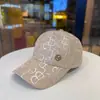 Primavera/Verano 2025 Gorra de Béisbol Versátil de Tendencia para Mujer Delgada con Lentejuelas y Letras de Pedrería para Proteger del Sol y Adelgazar el Rostro