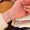 Pulseira Popular de Pérolas de Nicho de Alta Qualidade Coreana para Mulheres, Joia de Mão Versátil e Exquisita com Coração de Zircônia e Laço