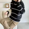 Foto real de suéter pullover de cuello redondo estilo coreano para mujer, nuevo estilo otoño/invierno 2022, tejido de punto a rayas de bloqueo de color holgado, de algodón moderno