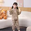 Nuevo conjunto de dos piezas para otoño e invierno para niños y niñas, con un cárdigan con cremallera y un conjunto de ropa de estar por casa de forro polar, engrosado, cálido y con cuello alto.