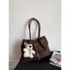 Estudiante Universitario Retro 2026 Otoño e Invierno Nuevo Bolso de Hombro de Gamuza de Gran Capacidad para Viajes Diarios Bolso Tote de Mano para Mujer