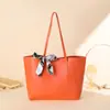 Bolsa tote feminina 2024 moda bolsa de mão simples lenço bolsa de ombro decorativa bolsa de axila uma geração de cabelo