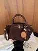 Bolso de mano retro de nicho súper popular para mujer, nuevo bolso tote pequeño cruzado versátil de verano 2026 para el trabajo y los desplazamientos