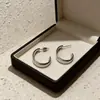 Aretes Franceses Dorados Esmerilados Cepillados, Estilo Fresco, Sensación Metálica, Aros Lisos Mate de Aspecto Caro
