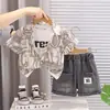 Traje Casual Ligero de Manga Corta para Niños en Verano, Atuendo de Verano Elegante y Guapo para Niños Pequeños, Conjunto de Tres Piezas al por Mayor de Comercio Exterior
