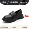 Sapatos Baixos de Couro Genuíno com Elevação Interna para Mulheres 2024 Novo Estilo Britânico Mocassins de Solado Grosso Pretos Populares Sapatos Quentes