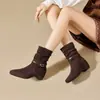 Elegantes botines para mujer con plantillas ocultas para aumentar la altura, nueva colección otoño/invierno 2026, con material de ante, punta cuadrada, tacón bajo y detalles de hebilla