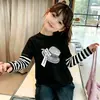 Nova Blusa de Manga Comprida Primavera/Outono para Meninas, Camisa Base Listrada com Estampa de Desenho Patchwork, Camiseta Estilosa de Algodão Puro para Bebê