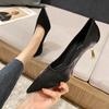 Zapatos de tacón alto color blanco cremoso para mujer, tacón de aguja, primavera, centímetro, tacón pequeño, para pies no cansados, estilo francés puntiagudo, falda, zapatos individuales.