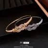 Pulseira com Fivela de Ferradura Envolvida em Zircônia, Banhada a Ouro Real, Pulseira de Luxo Leve e de Alta Qualidade, Pulseira Moderna e Versátil