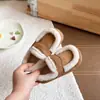 Sapatos de algodão forrados com fleece para meninas, nova coleção outono/inverno 2026, sapatos infantis quentes e fofos, sapatos versáteis para bebês, sapatos estilo Birkenstock e sapatos de calçar fácil.