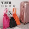 Bolsa de poliéster portátil no tejida con cordón, disponible en stock, bolsa para guardar ropa, a prueba de polvo, para zapatos, con cordón, con logotipo impreso.