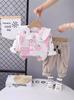 Conjunto Feminino Novo Primavera e Outono 2024 Estiloso Colete Suéter de Outono para Bebê Conjunto de Três Peças Moda Tendência para Bebês e Crianças