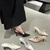 Elegantes zapatos de tacón alto plateados con punta fina y lazo, impresionantes sandalias de tiras únicas de satén de tacón medio para mujer, nuevos zapatos de verano