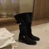 Botas altas de estilo retro, con plataforma para aumentar la altura y tacón grueso para mujer, colección otoño/invierno 2026, diseñadas para hacer que las mujeres bajitas luzcan más delgadas, con diseño fruncido y tacón de plataforma.