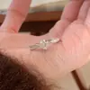 Anillo de Plata de Ley S925 Dulce Princesa Diamante Cuadrado Azúcar Hilo Dibujado Diamante Exquisito Nicho Lujo Ligero Gama Alta Anillo de Diamante Cuadrado Pequeño