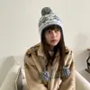 Gorro de Punto Retro con Patrón de Copo de Nieve Coreano y Pompones de Piel para Navidad, Dulce Protección para las Orejas, Sombrero de Lana Lei Feng, Cálido y Versátil para Mujer