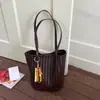 Bolso de axila de diseño nicho transfronterizo con patrón tejido simple para mujer, nuevo bolso cubo para commuting 2026, bolso de hombro casual