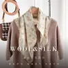 Bufanda Cuadrada Mediana MiXing Floral 100% Lana con Bordes Enrollados a Mano y Estampado, Chal Cálido de Lana Pura para Mujer Otoño e Invierno