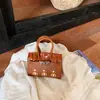 Nova bolsa clássica estilo retrô em formato de casa, apresentando um fofo design color-block, formato mini quadrado e uma opção de combinação mãe e filho, oferecendo um visual sofisticado e moderno que complementa qualquer look.