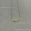 Nuevo collar blanco de nácar con sonrisa, V bañado en oro rosa de 18K, lujo ligero con un toque de alta gama, collar de nácar blanco con caras sonrientes en ambos lados
