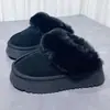 Populares pantuflas peludas de suela gruesa para mujer, nuevo estilo invierno 2026, adecuadas para usar al aire libre en el noreste de China, con tacón elevado, puntera cerrada y pantuflas gruesas de algodón forradas de felpa