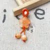 Accesorio popular de TikTok con colgante de flor de ciruelo pequeña que cambia de color, llavero hecho a mano con tallado fino, pulsera, collar