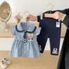 Novo Conjunto de Duas Peças para Meninas, Policial Coelho de Verão, Blusa de Manga Voadora, Shorts Slim, Roupa para Bebê Menina Atacado