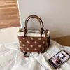 Bolso de mano vintage para mujer, nuevo y popular, de gamuza 2026, bolso cubo exquisito, bolso cruzado de lunares simple y de nicho, moderno