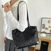 Bolsa de mano estilo coreano retro al por mayor para mujer 2026 Otoño Nuevo Color Sólido Tejida de un solo hombro Bolso para el trabajo Bolso de axila