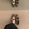 Sapatos femininos de inverno estilo Mary Jane com estampa de leopardo, forrados com fleece para aquecimento, estilo Birkenstock plano retrô
